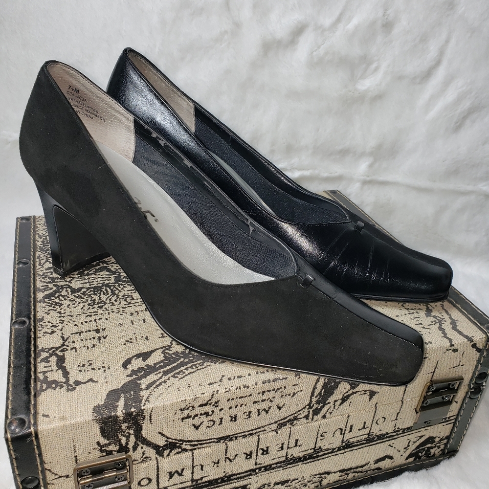 9.2.5 So Soft Black Leather/Suede Pumps Size 7.5